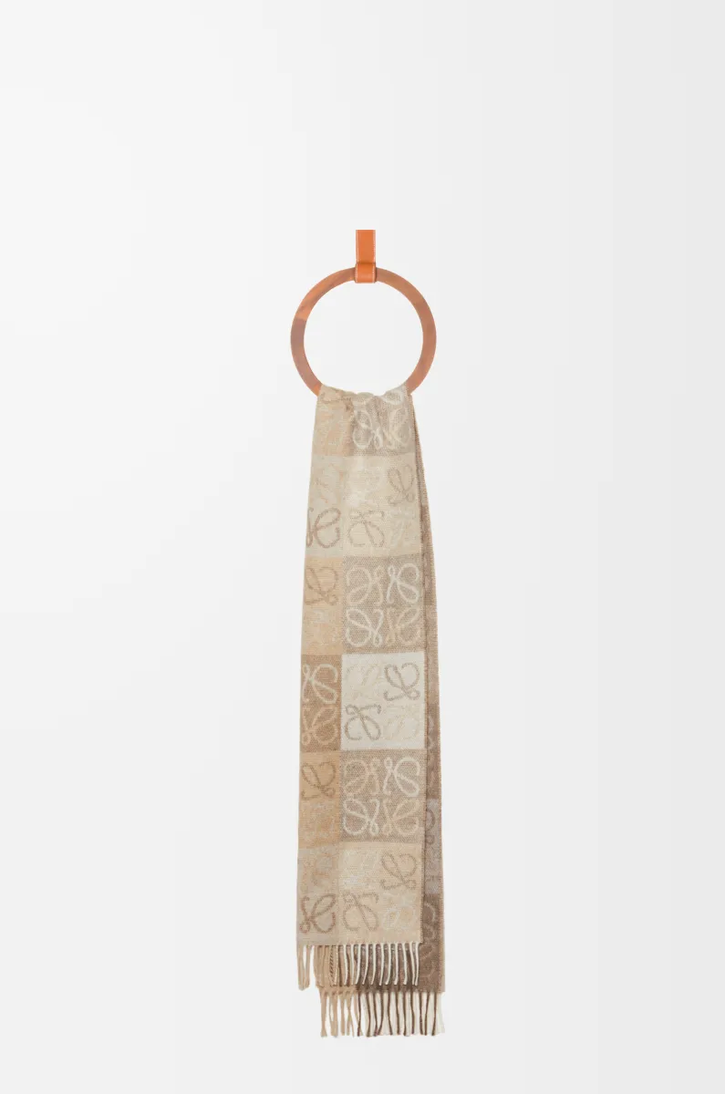 羊毛和羊绒棋盘格围巾