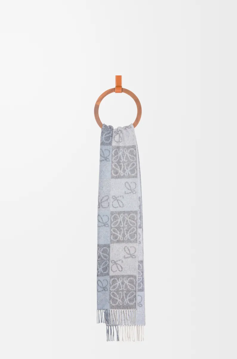 羊毛和羊绒棋盘格围巾