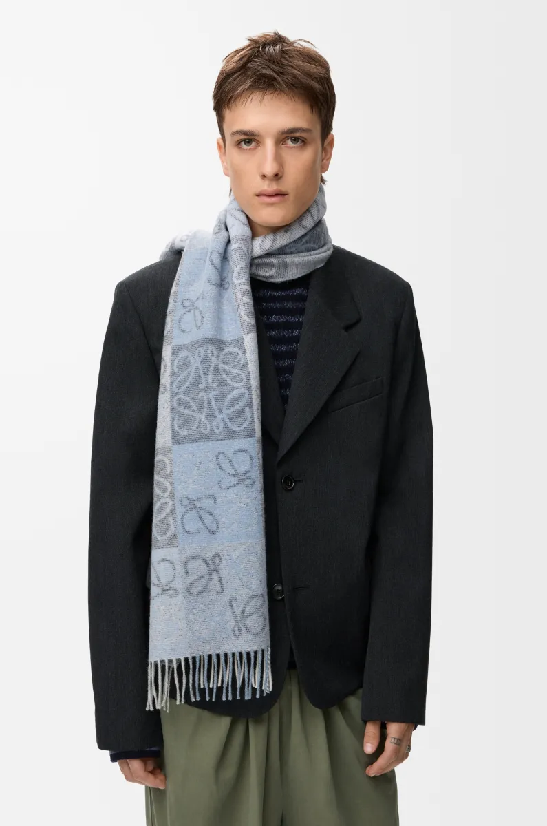 羊毛和羊绒棋盘格围巾