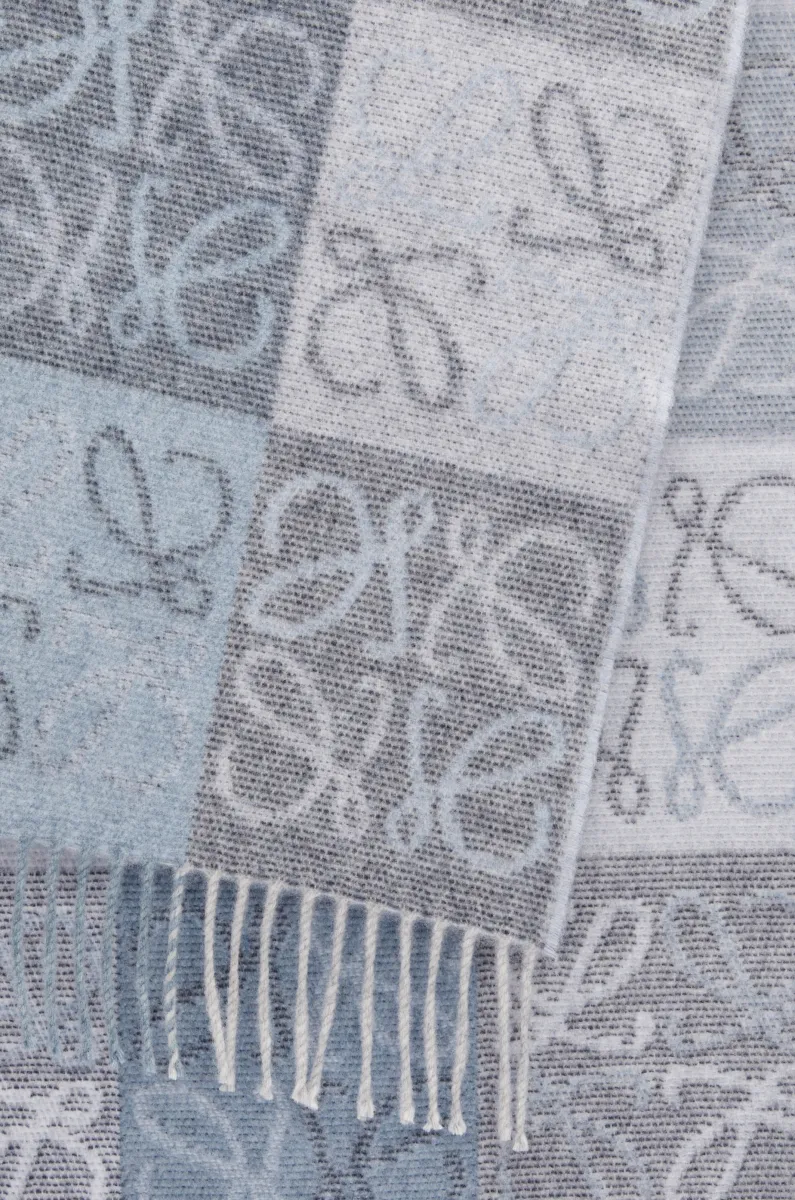 羊毛和羊绒棋盘格围巾