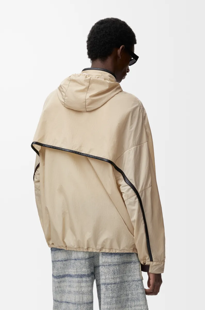 科技面料连帽外套