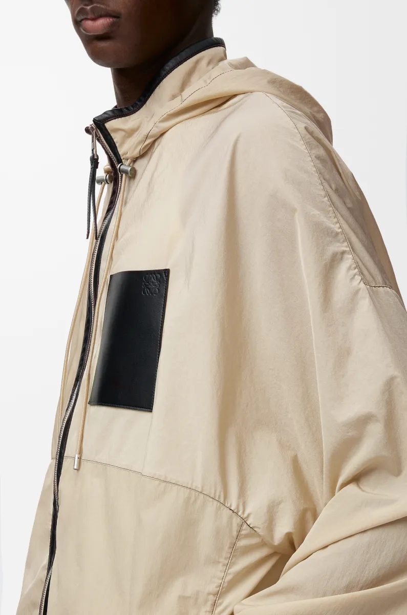 科技面料连帽外套