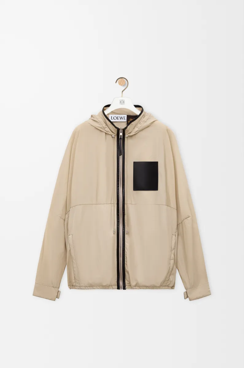 科技面料连帽外套