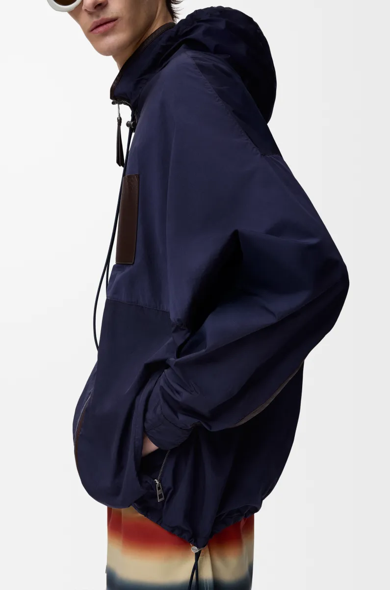 科技面料连帽外套