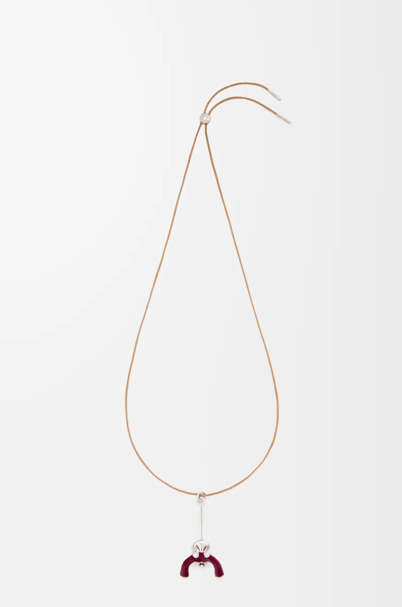 银质和水晶坐姿娃娃吊坠