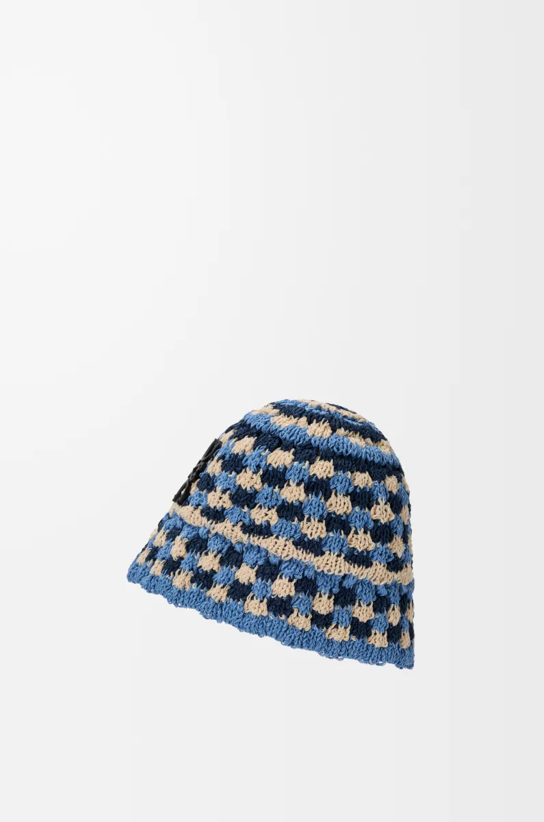 拉菲草和牛皮革贴片钩织水桶帽