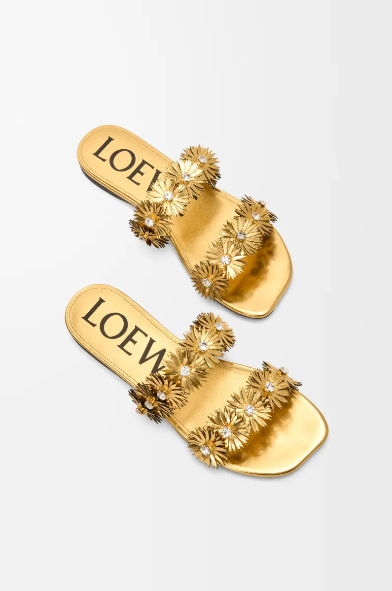 牛皮革和水晶 Petal 花卉凉鞋