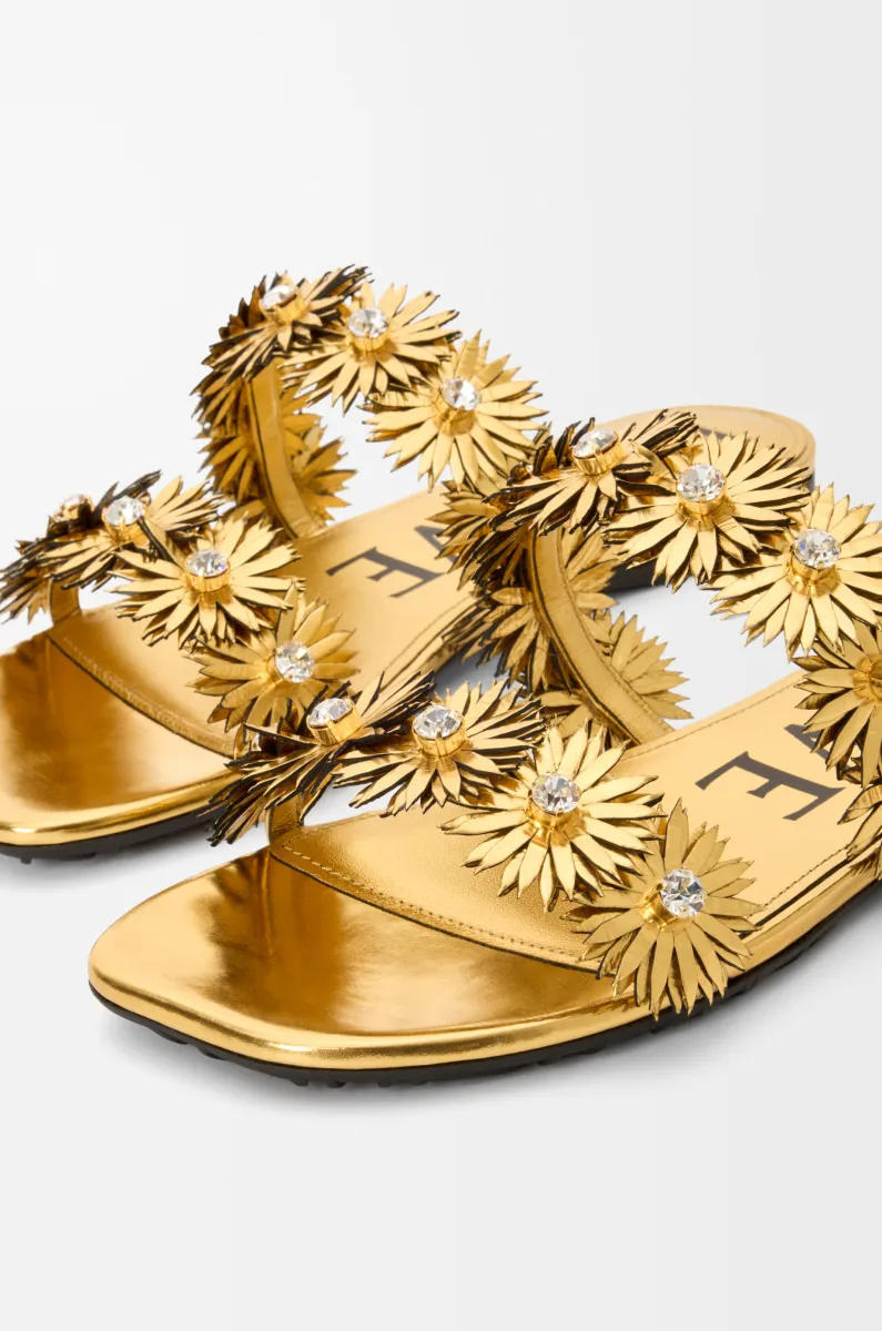 牛皮革和水晶 Petal 花卉凉鞋