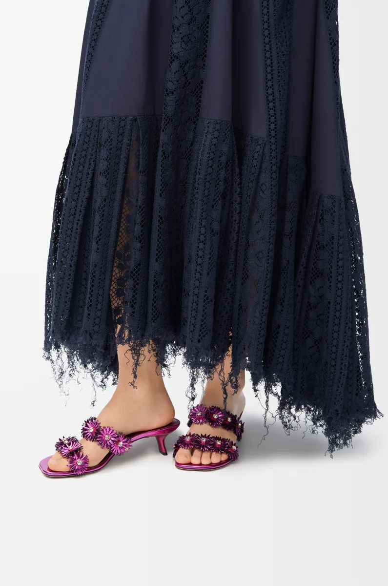 牛皮革和水晶 Petal 花卉凉鞋