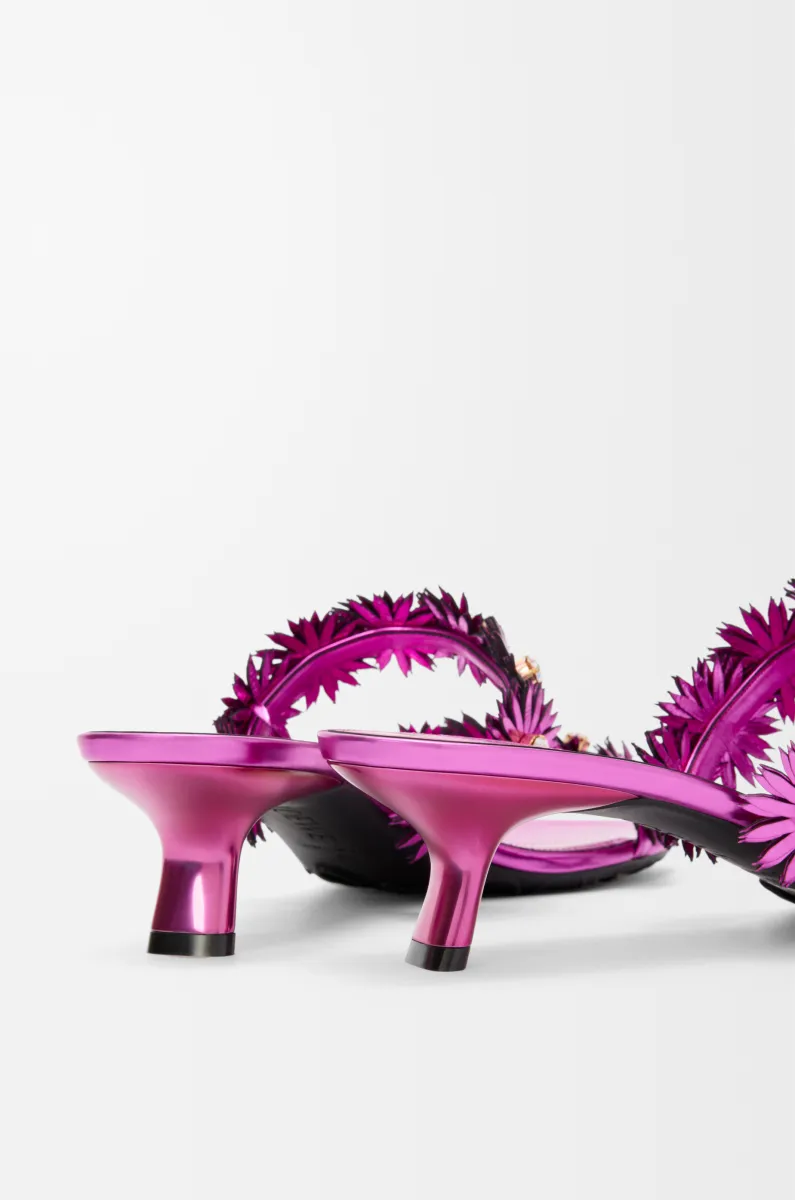 牛皮革和水晶 Petal 花卉凉鞋