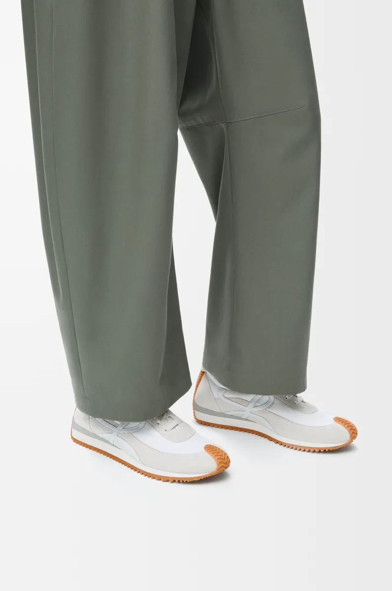 绒面革和尼龙流畅运动鞋