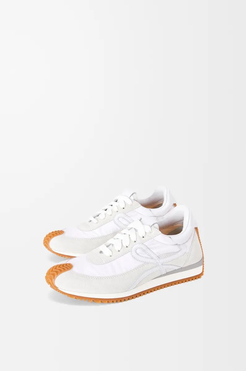 绒面革和尼龙流畅运动鞋