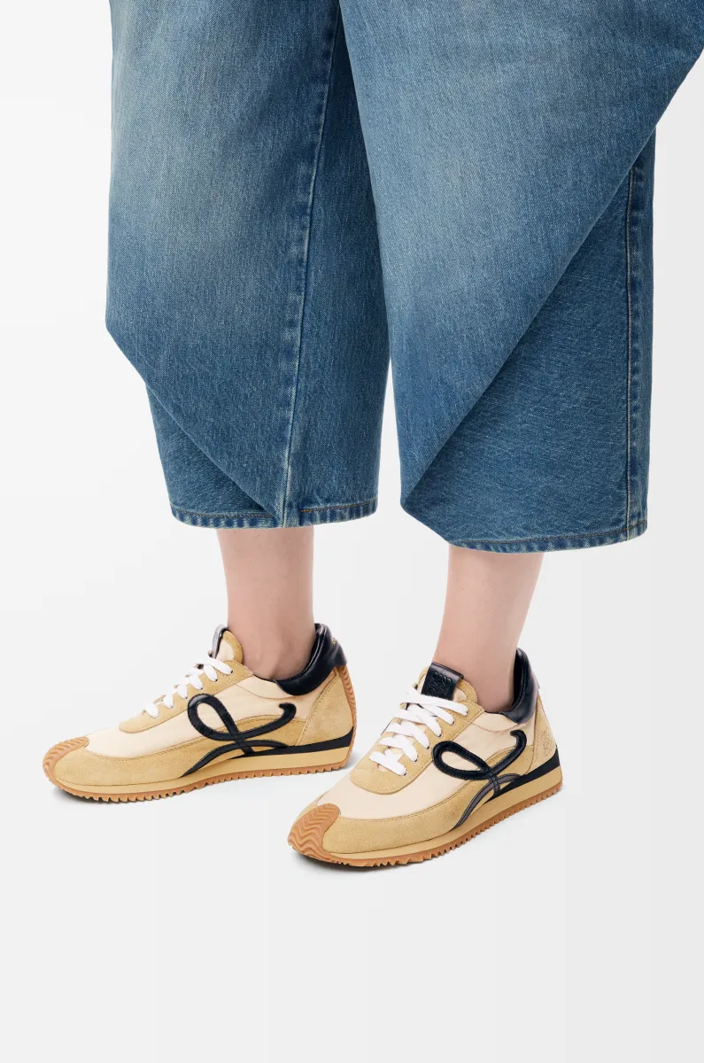 绒面革和尼龙流畅运动鞋