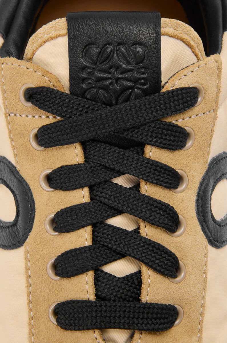 绒面革和尼龙流畅运动鞋