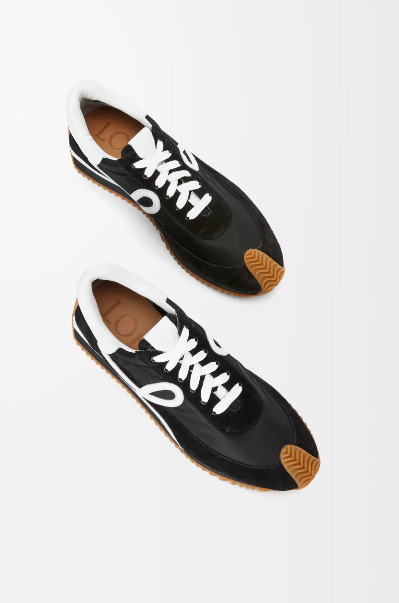 绒面革和尼龙流畅女士运动鞋