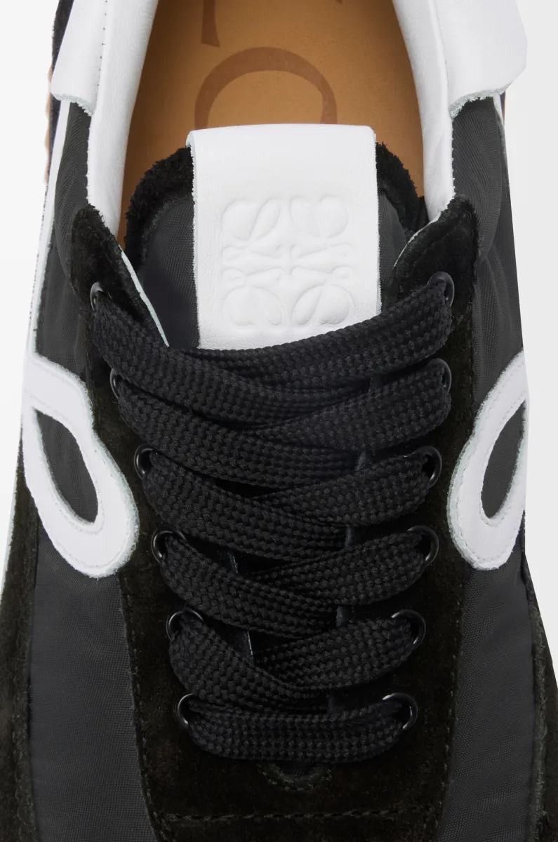 绒面革和尼龙流畅女士运动鞋