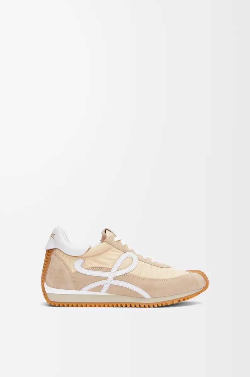 尼龙和绒面革流畅运动鞋