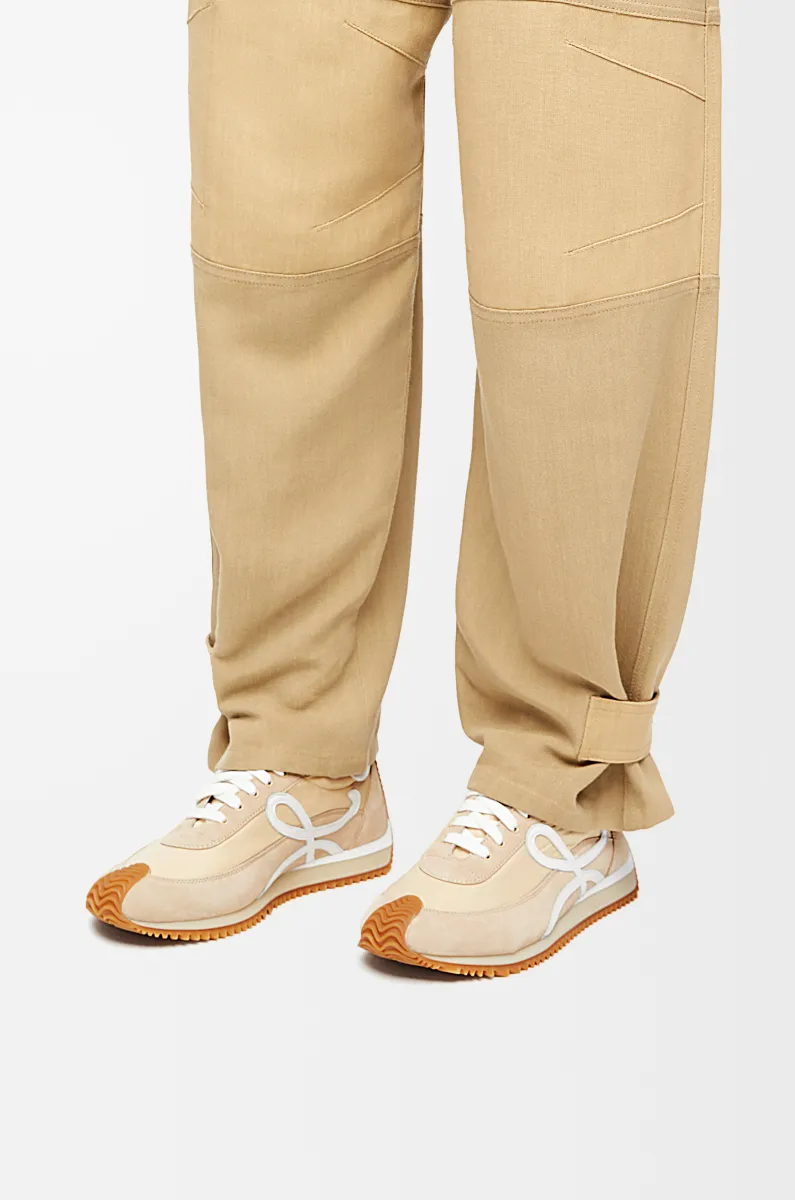 尼龙和绒面革流畅运动鞋