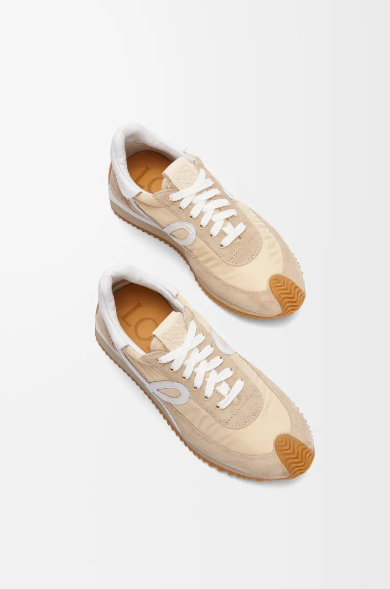 尼龙和绒面革流畅运动鞋