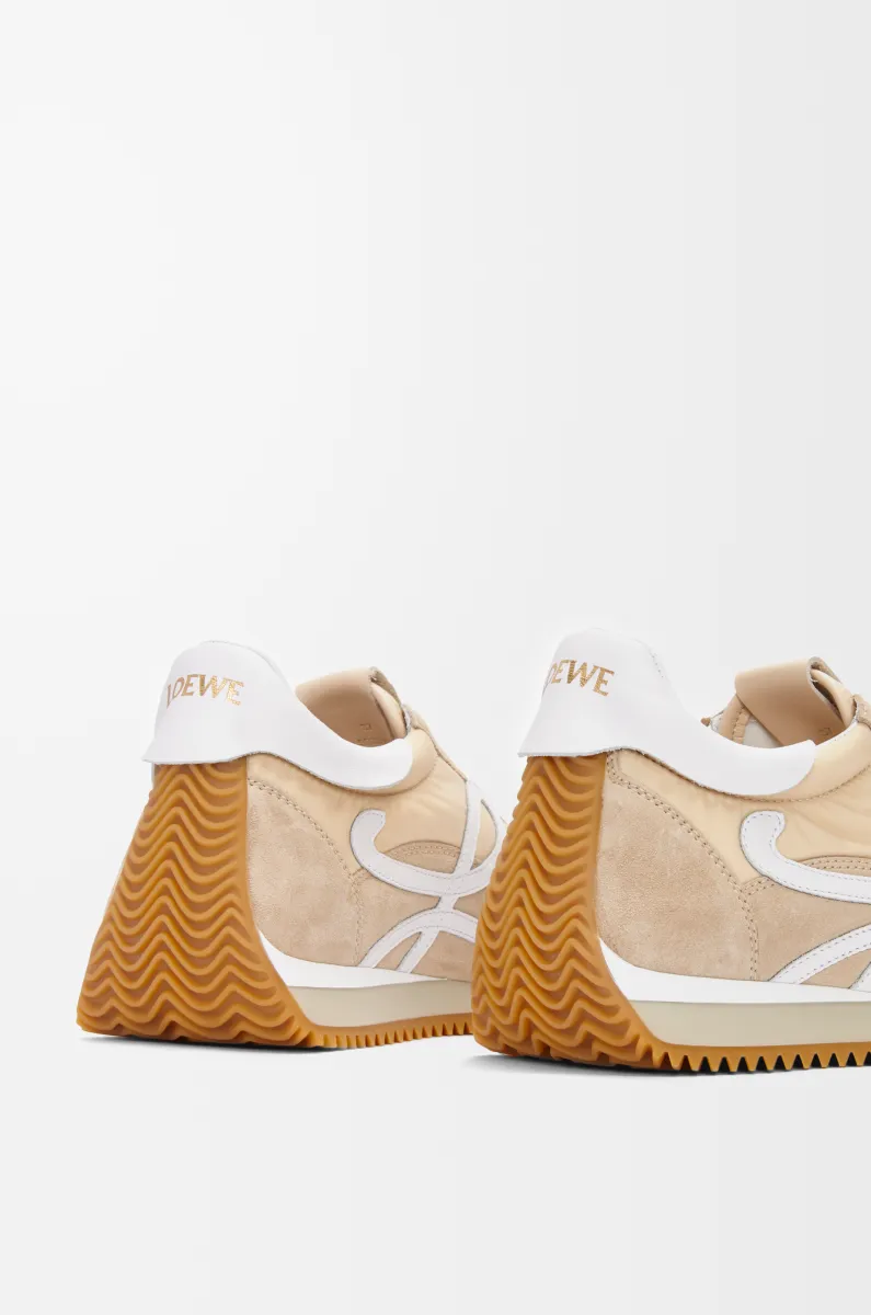 尼龙和绒面革流畅运动鞋