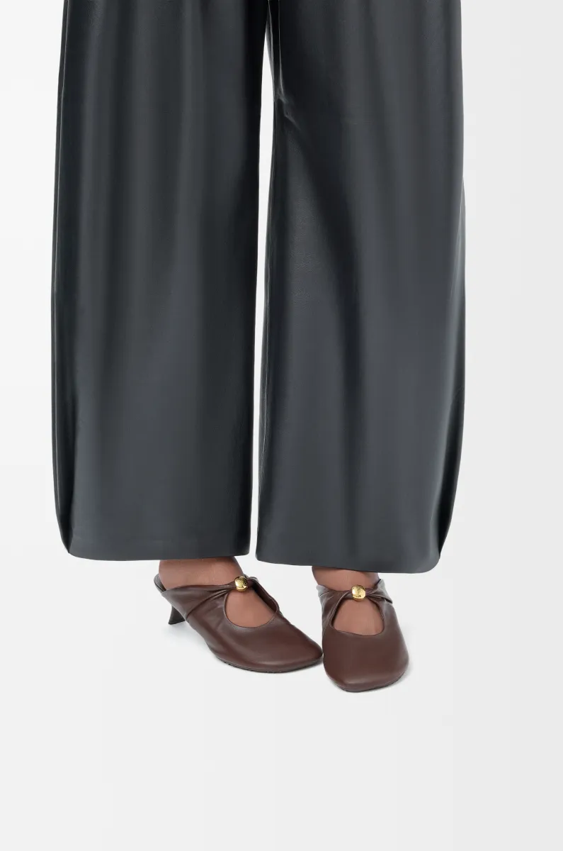 柔软纳帕羊皮革 Pebble 穆勒鞋