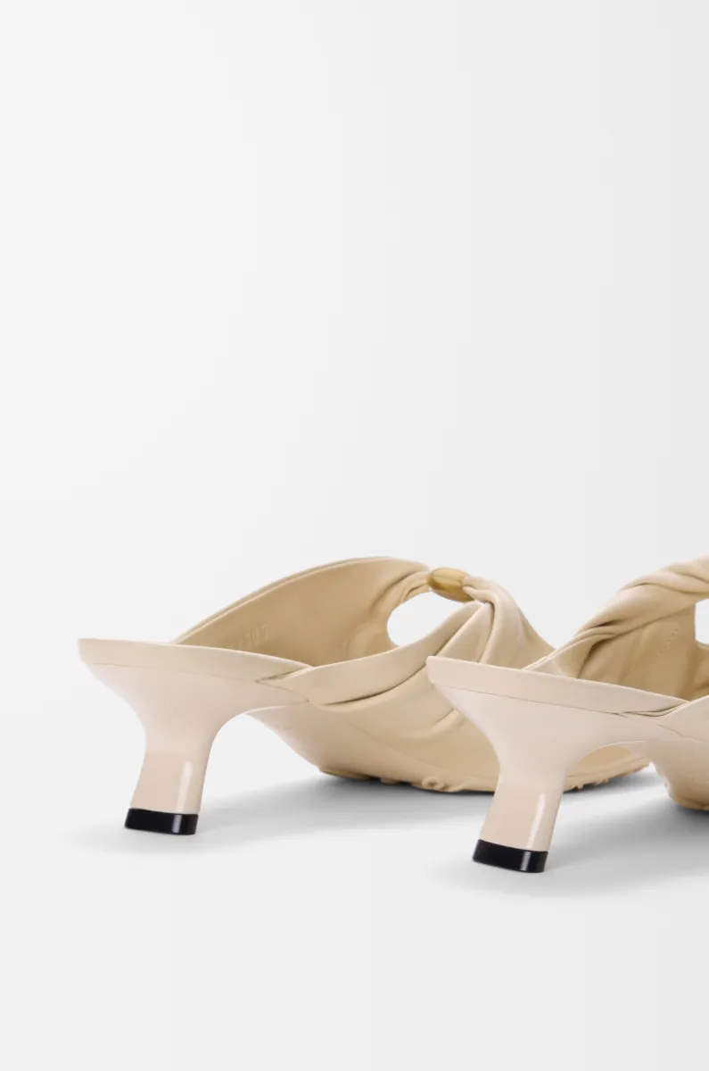 柔软纳帕羊皮革 Pebble 穆勒鞋