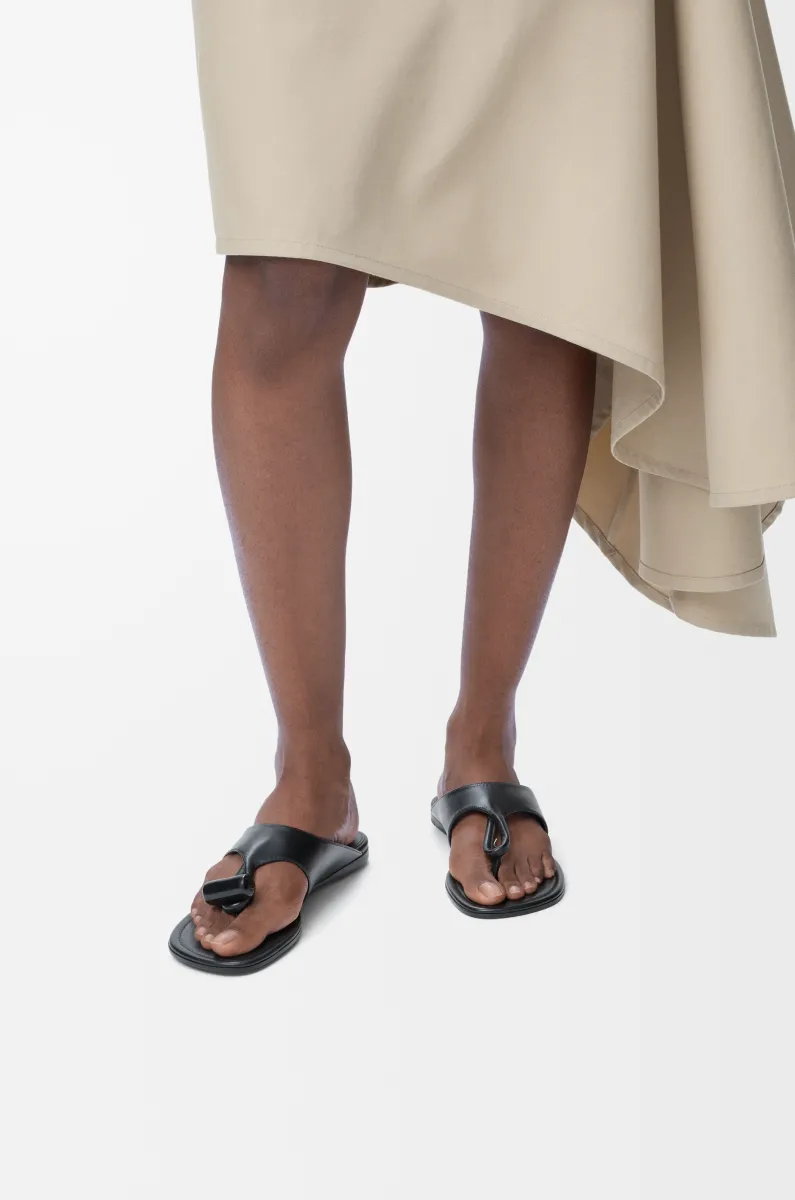 亮面光滑牛皮革 Toggle 平底凉鞋