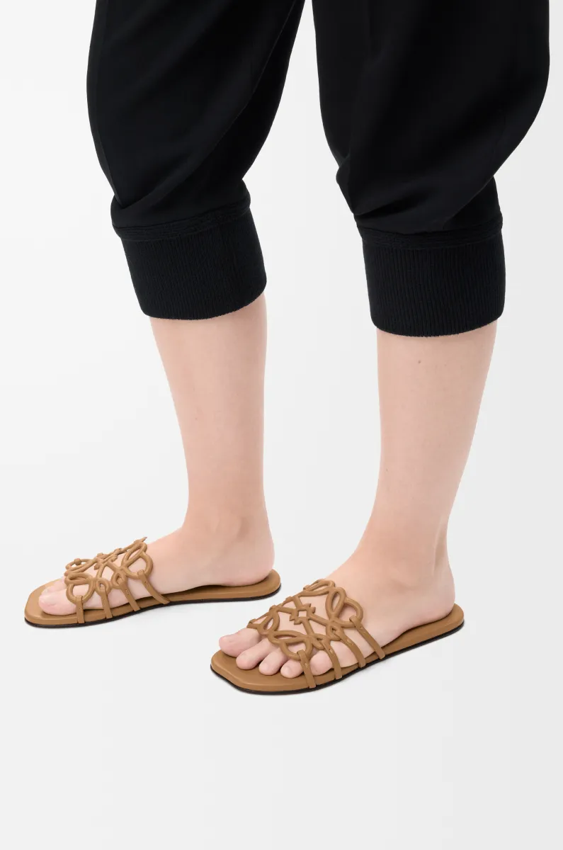 柔软牛皮革 Petal Anagram 凉鞋