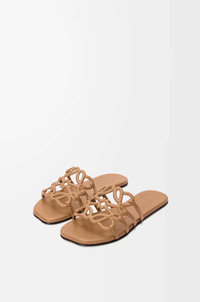 柔软牛皮革 Petal Anagram 凉鞋