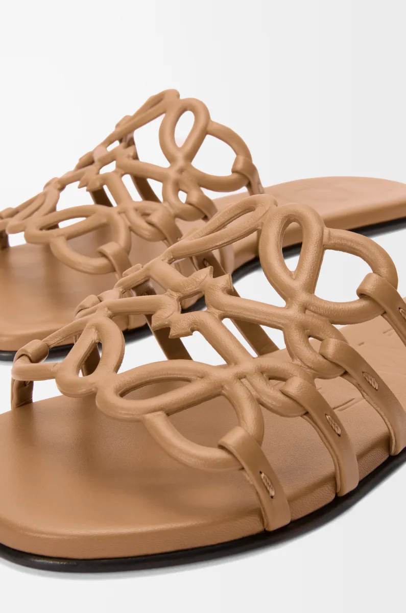 柔软牛皮革 Petal Anagram 凉鞋