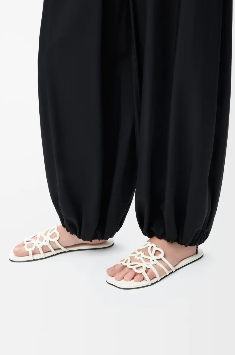 柔软牛皮革 Petal Anagram 凉鞋