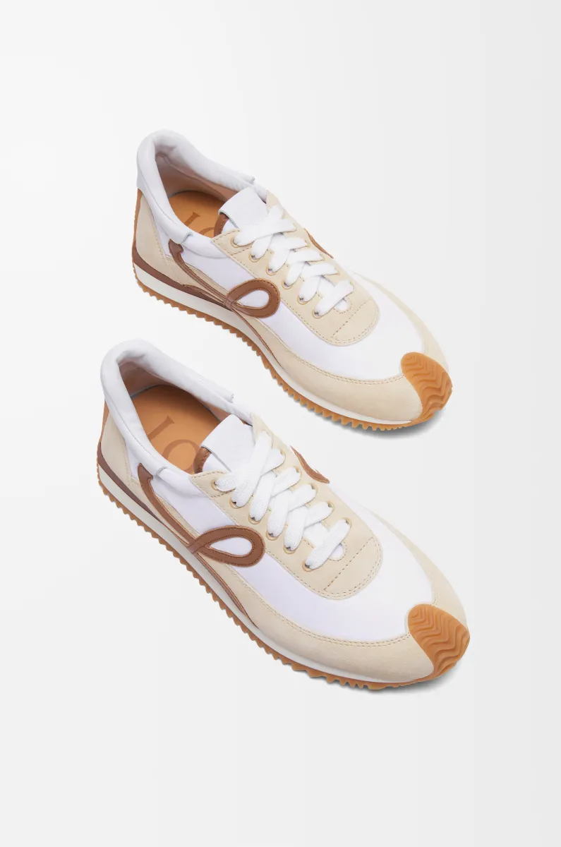 尼龙和绒面革流畅运动鞋