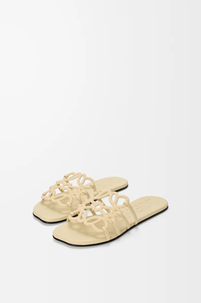 莱茵石绒面革 Petal Anagram 凉鞋