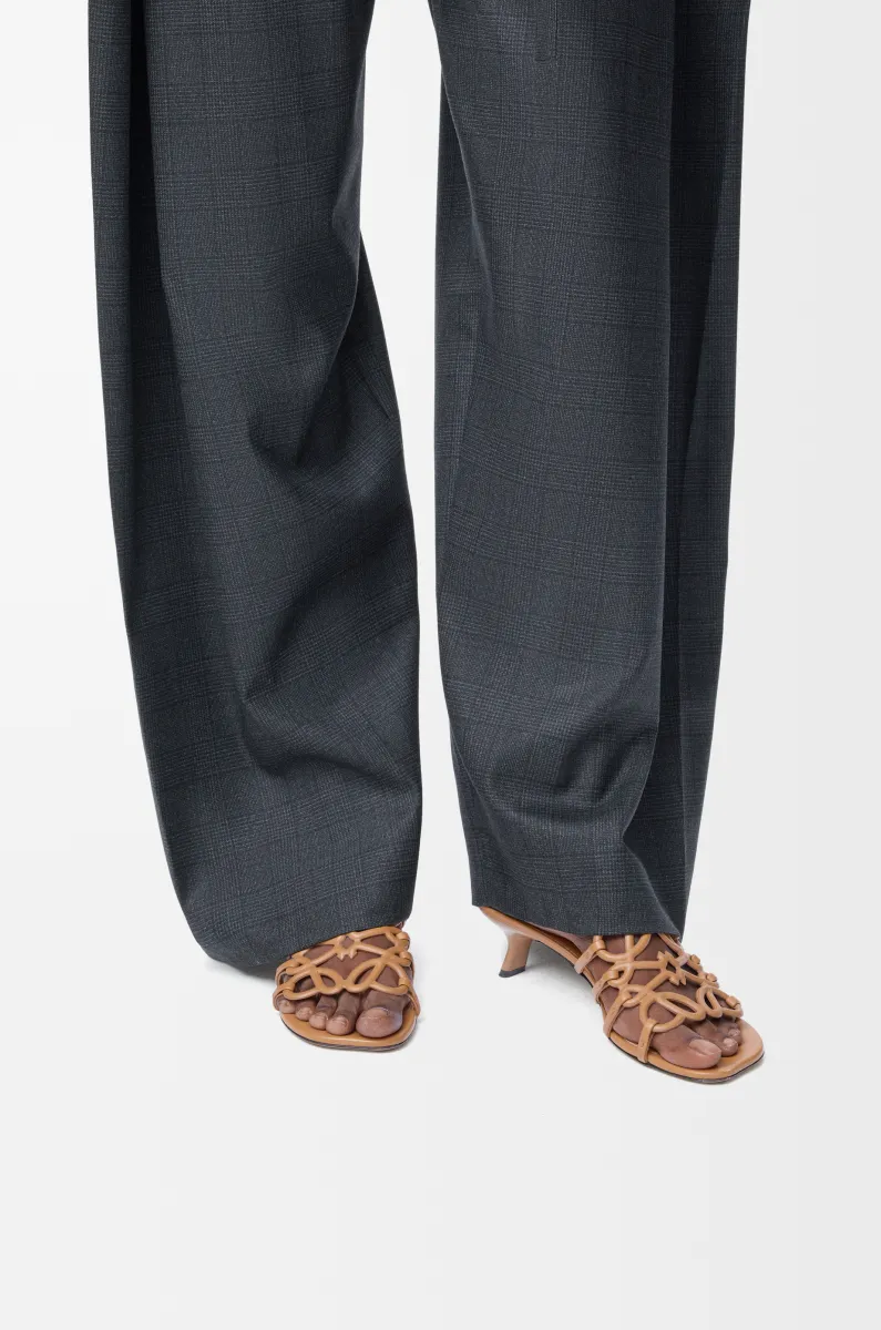 柔软牛皮革 Petal Anagram 凉鞋