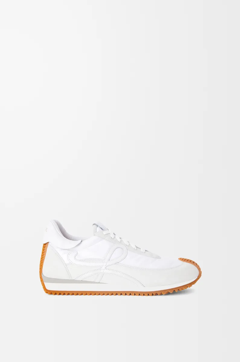 尼龙和绒面革流畅运动鞋