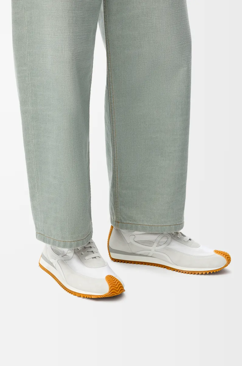 尼龙和绒面革流畅运动鞋