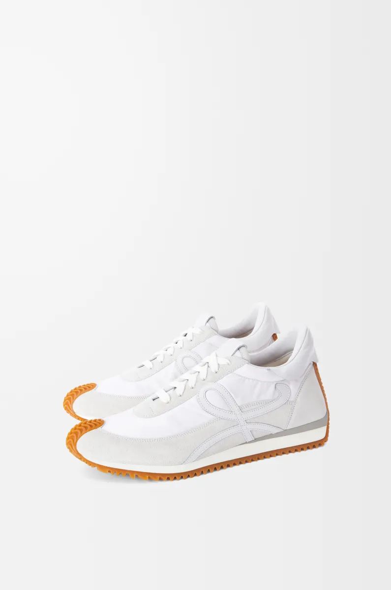 尼龙和绒面革流畅运动鞋