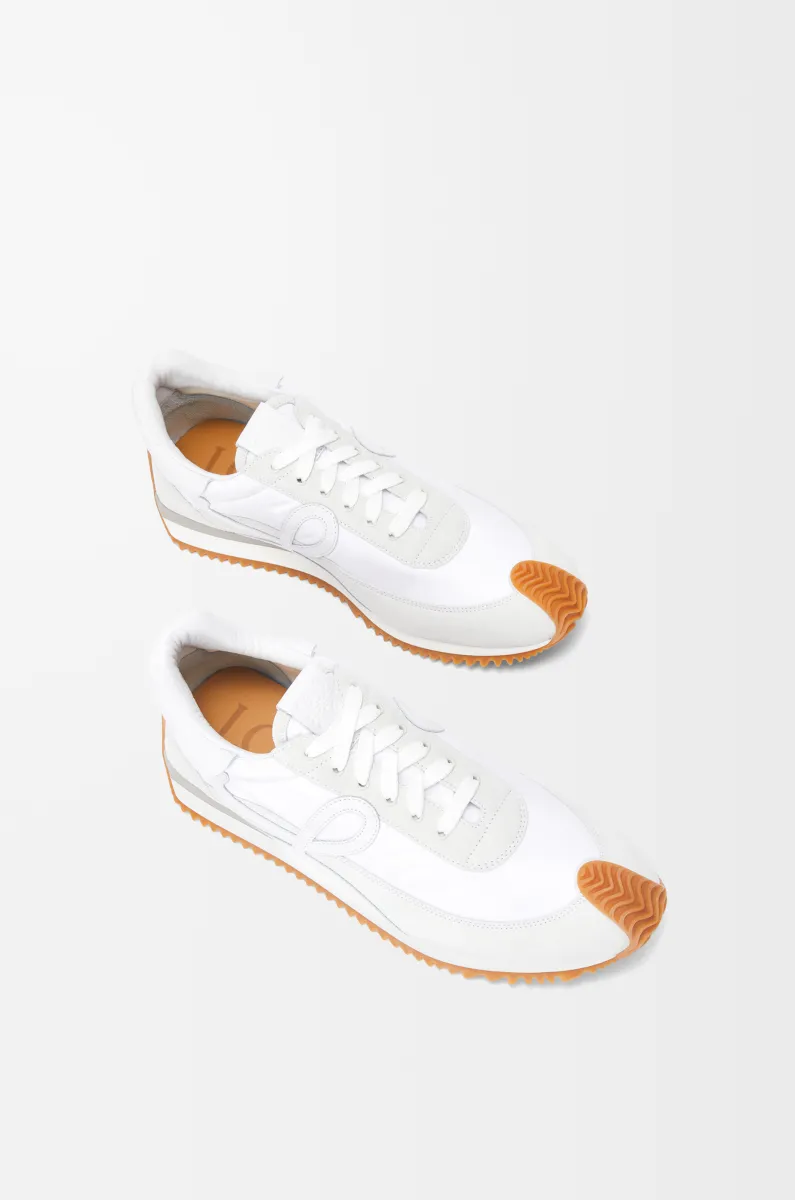 尼龙和绒面革流畅运动鞋