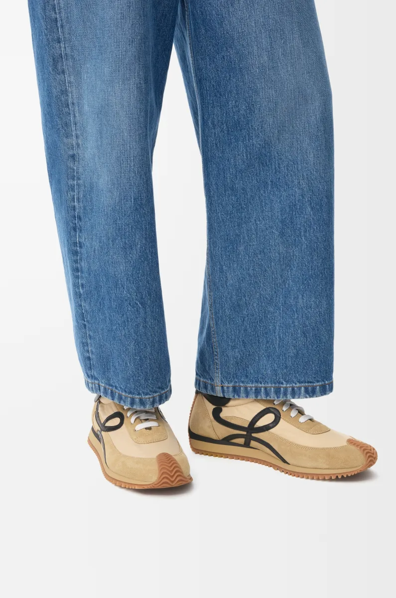 尼龙和绒面革流畅运动鞋