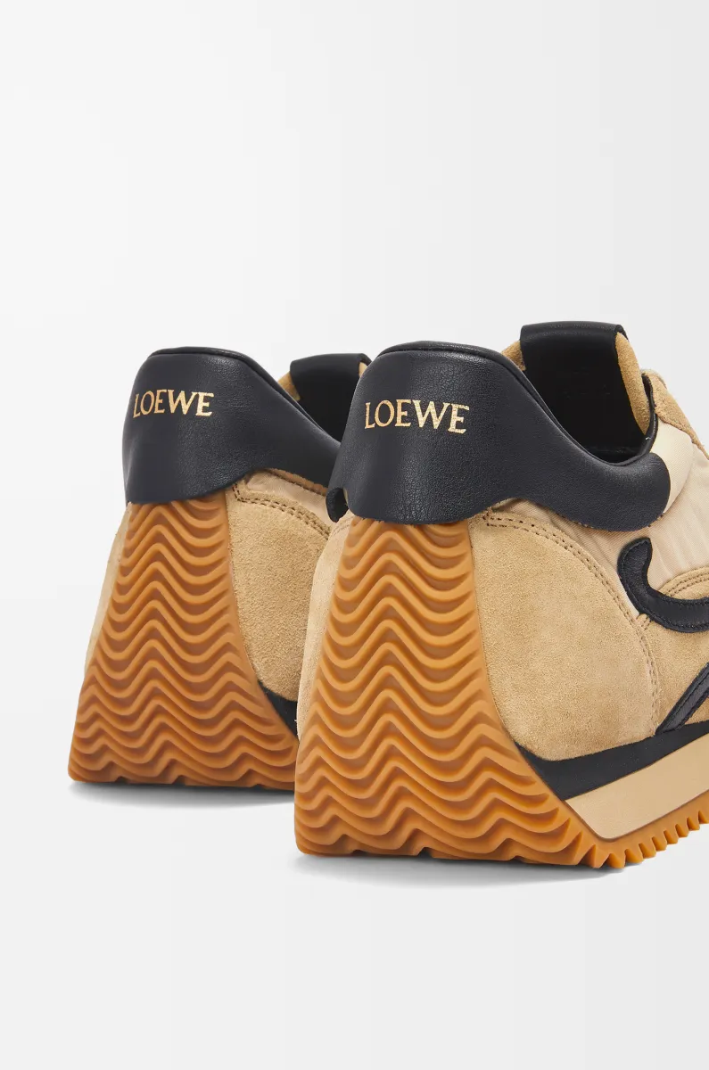 尼龙和绒面革流畅运动鞋