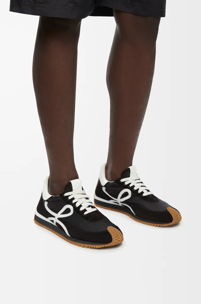 尼龙和绒面革流畅运动鞋