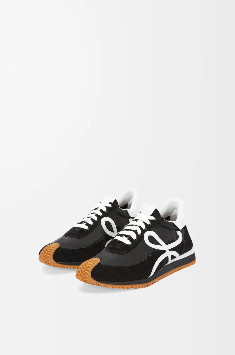 尼龙和绒面革流畅运动鞋