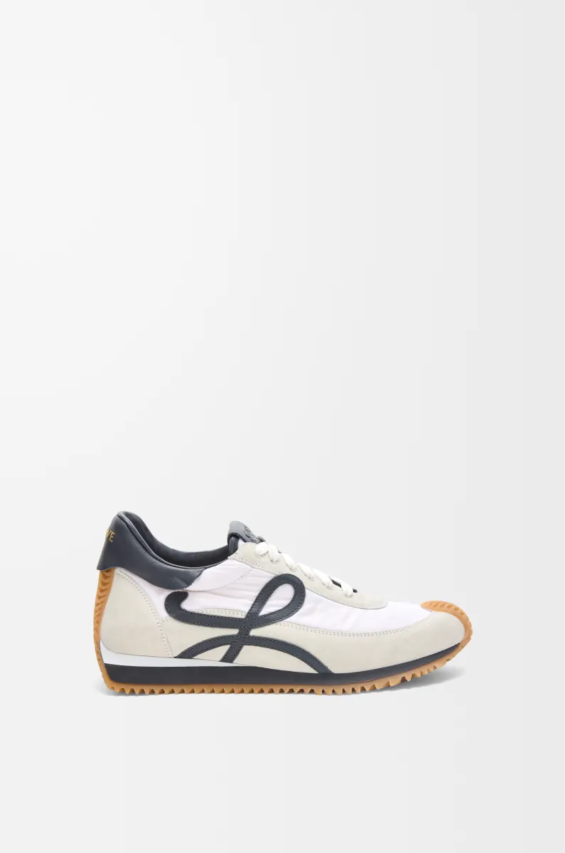 尼龙和绒面革流畅运动鞋