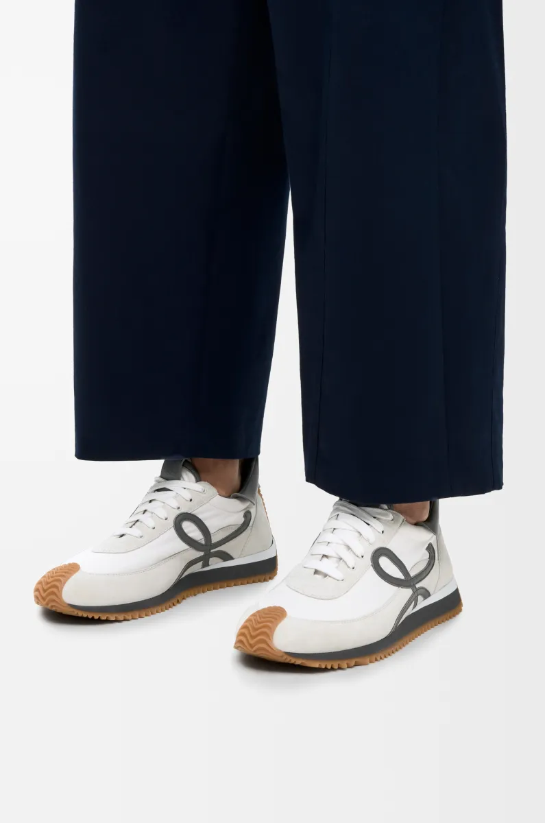 尼龙和绒面革流畅运动鞋