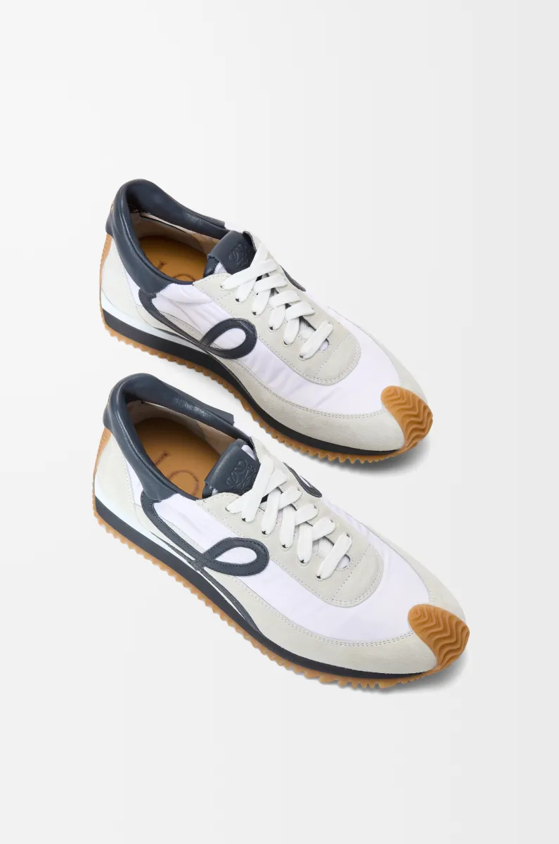 尼龙和绒面革流畅运动鞋