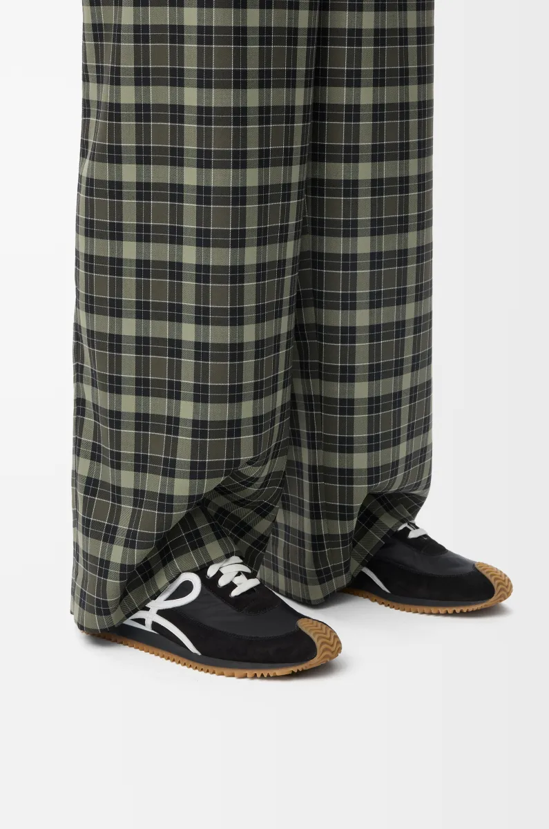 绒面革和尼龙流畅男士运动鞋