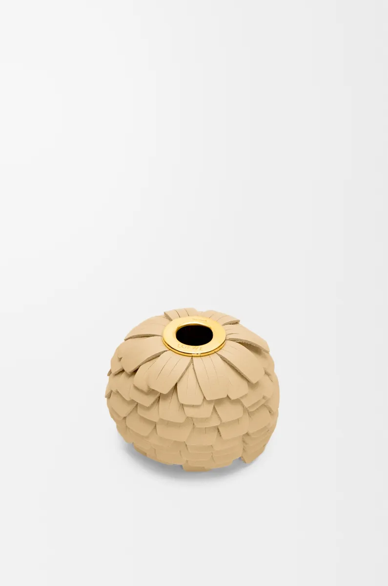 小号牛皮革和黄铜花朵挂饰