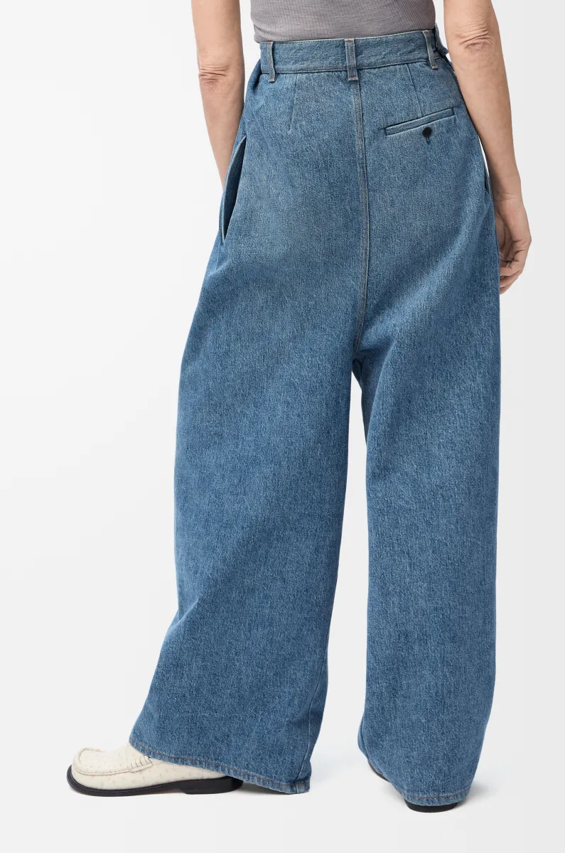 单宁布垂坠牛仔裤