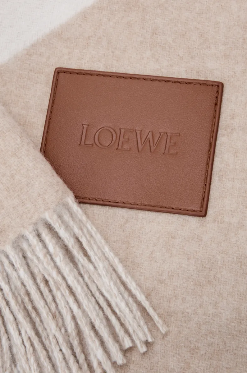 羊毛和羊绒毛毯